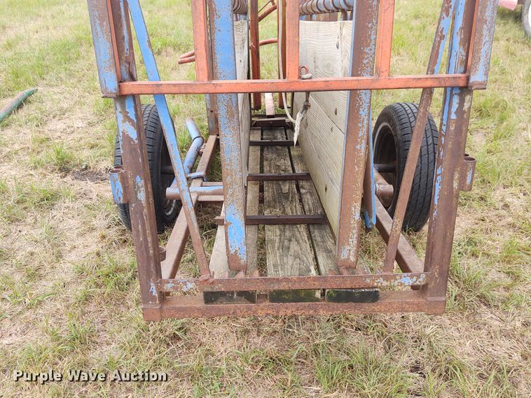 image for item EQ9435 Livestock squeeze chute