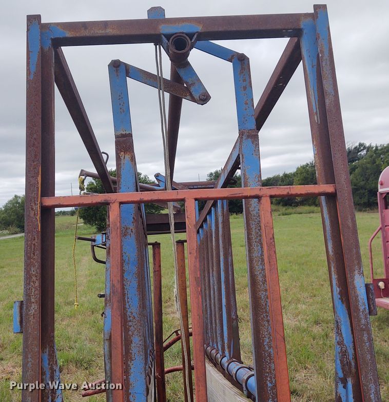 image for item EQ9435 Livestock squeeze chute