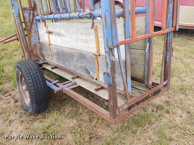 image for item EQ9435 Livestock squeeze chute