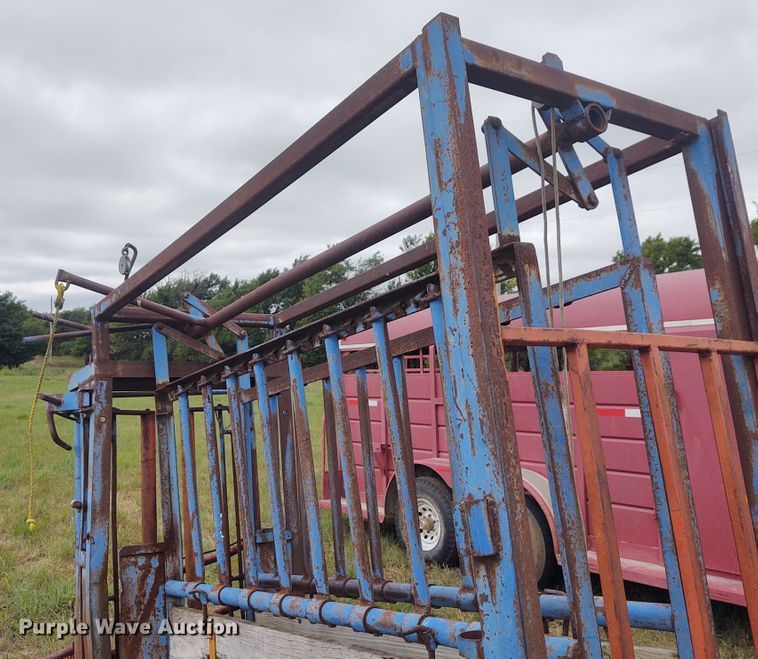 image for item EQ9435 Livestock squeeze chute