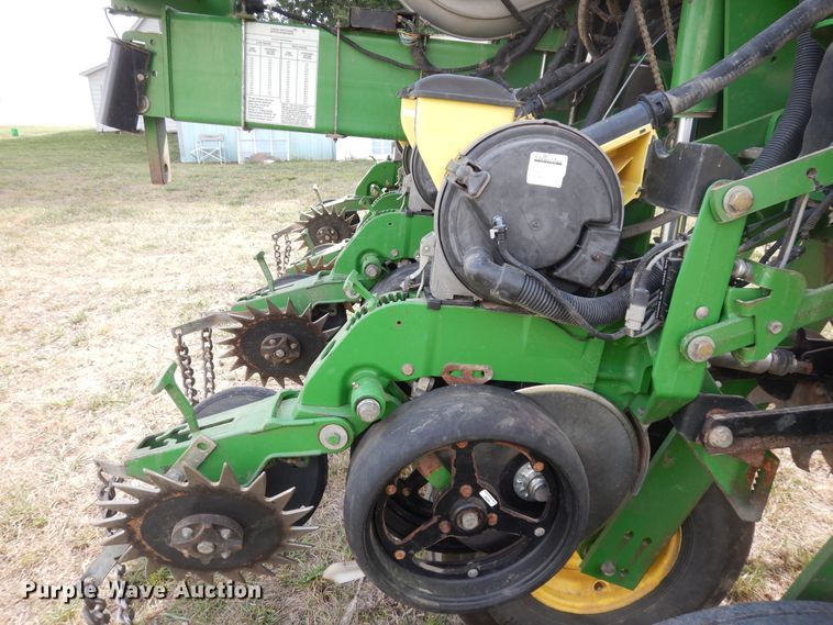 image for item FR9032 2011 John Deere 1770NT no-till planter