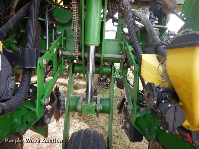 image for item FR9032 2011 John Deere 1770NT no-till planter