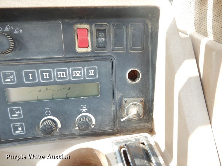 image for item FR9033 1998 John Deere 8400T  tractor