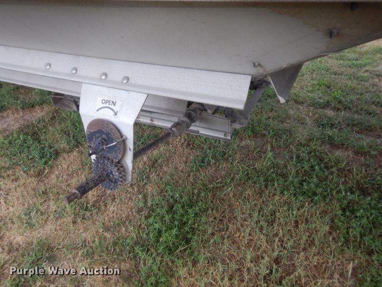 image for item HB9495 1999 Wilson DWH-400C Commander Series double hopper bottom grain trailer