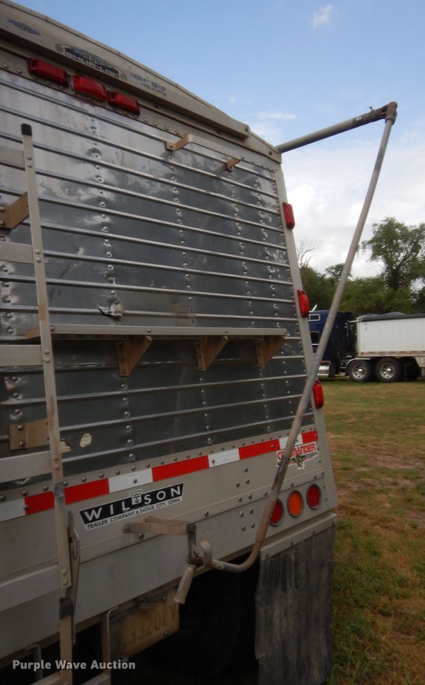image for item HB9495 1999 Wilson DWH-400C Commander Series double hopper bottom grain trailer