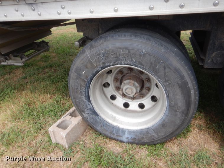 image for item HB9495 1999 Wilson DWH-400C Commander Series double hopper bottom grain trailer