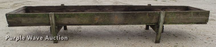 image for item HF9528 Wood feed bunk
