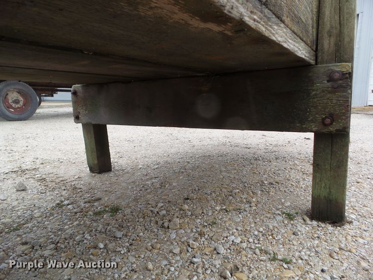 image for item HF9528 Wood feed bunk