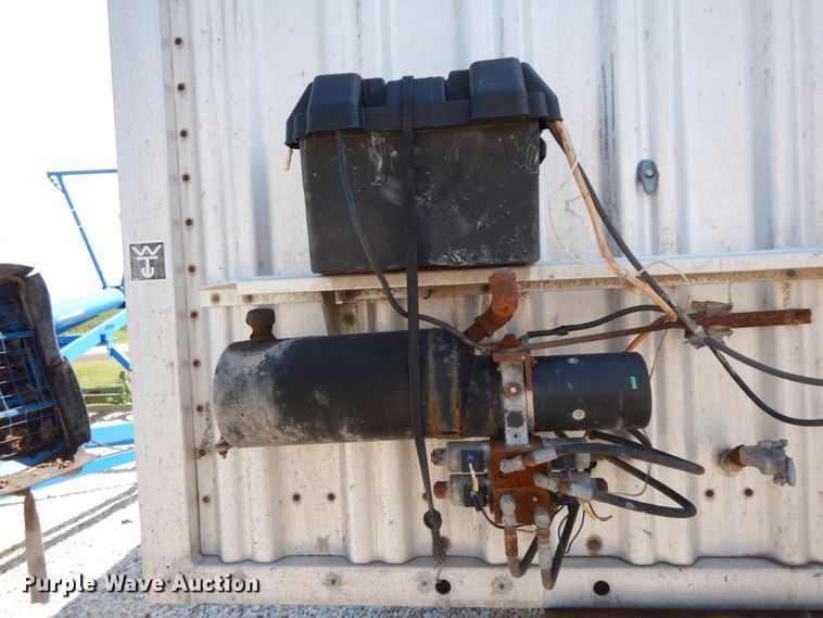 image for item HJ9563 1980 Wilson AGH-600 double hopper bottom grain trailer