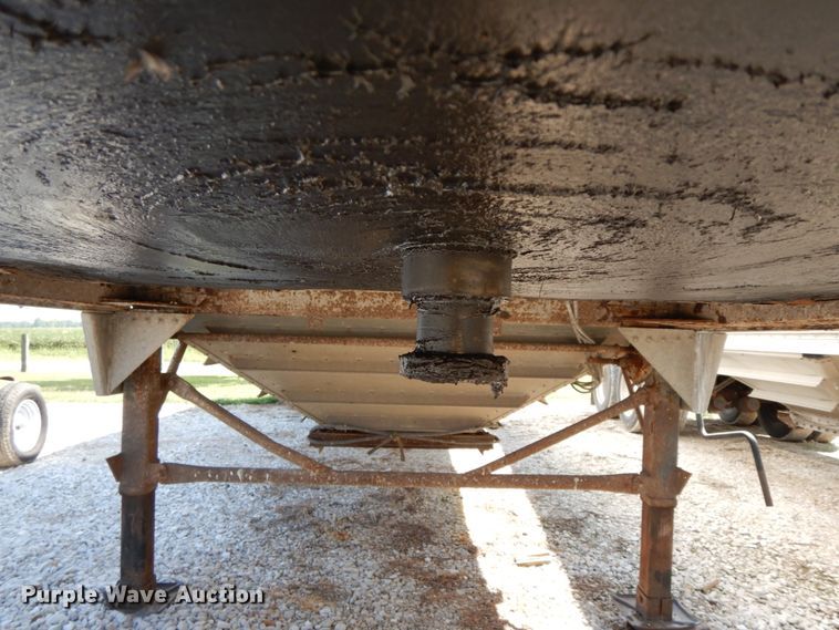 image for item HJ9563 1980 Wilson AGH-600 double hopper bottom grain trailer