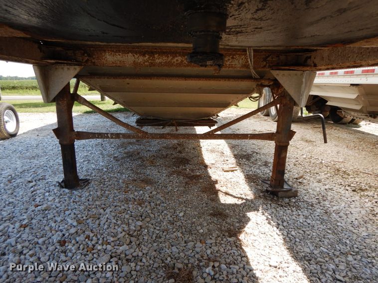 image for item HJ9563 1980 Wilson AGH-600 double hopper bottom grain trailer