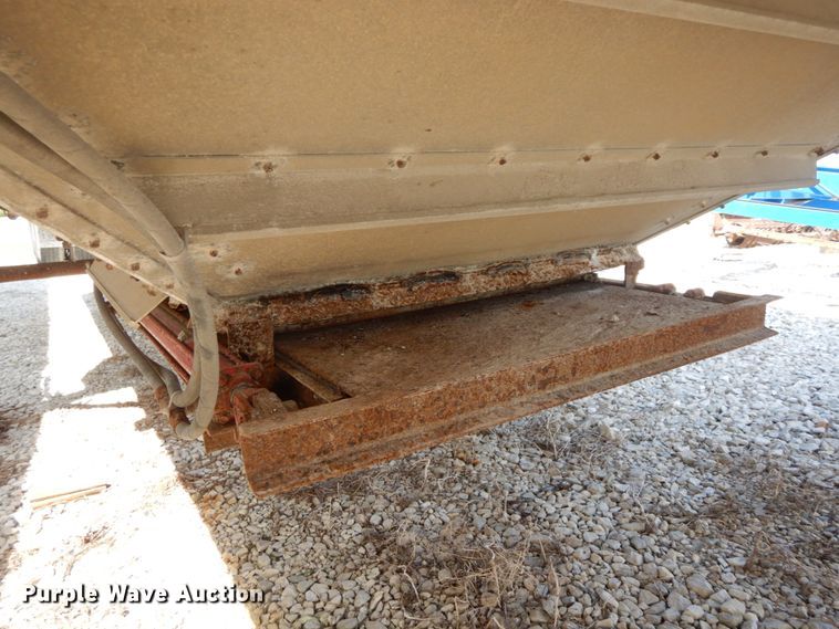 image for item HJ9563 1980 Wilson AGH-600 double hopper bottom grain trailer