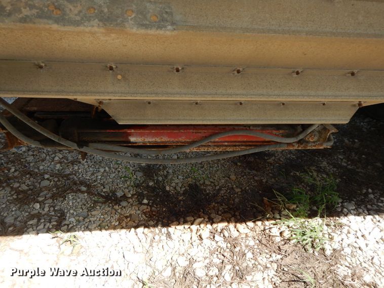 image for item HJ9563 1980 Wilson AGH-600 double hopper bottom grain trailer