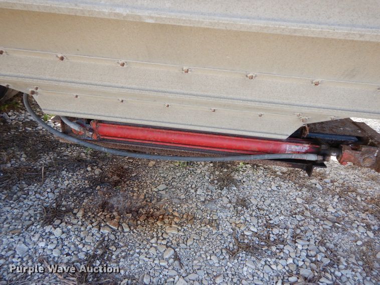 image for item HJ9563 1980 Wilson AGH-600 double hopper bottom grain trailer