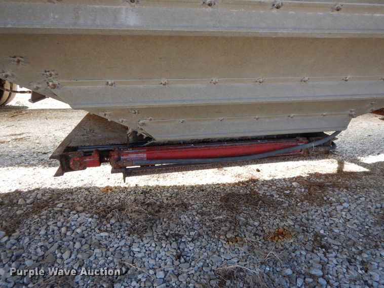 image for item HJ9563 1980 Wilson AGH-600 double hopper bottom grain trailer