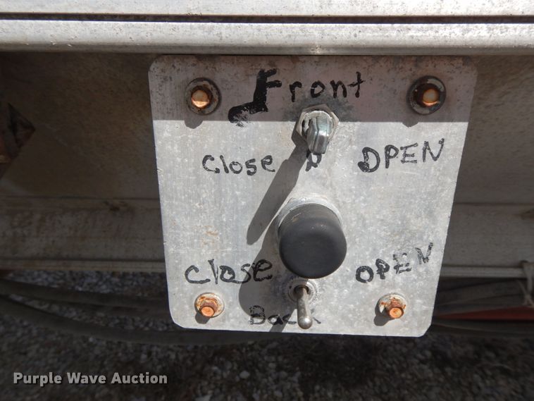 image for item HJ9563 1980 Wilson AGH-600 double hopper bottom grain trailer