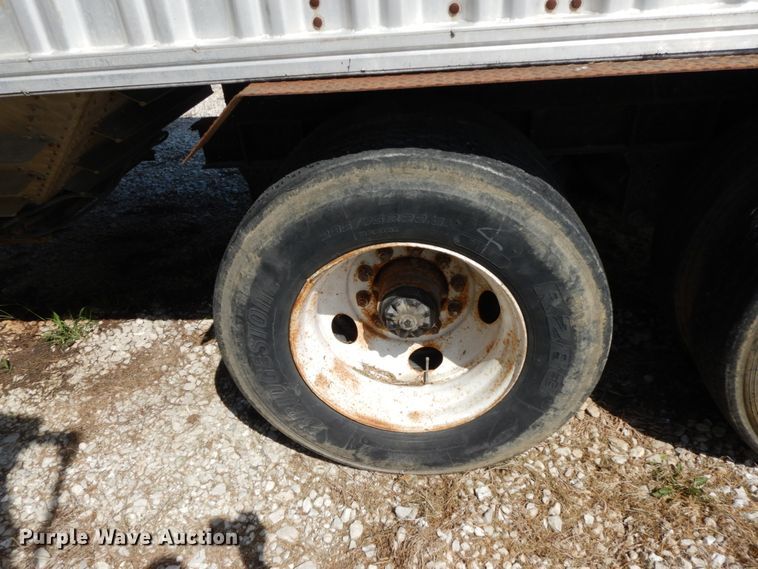 image for item HJ9563 1980 Wilson AGH-600 double hopper bottom grain trailer