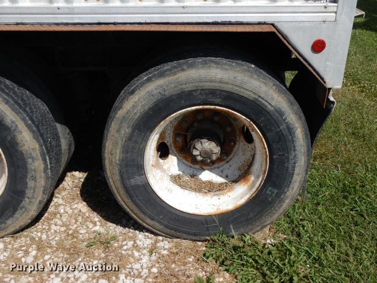 image for item HJ9563 1980 Wilson AGH-600 double hopper bottom grain trailer