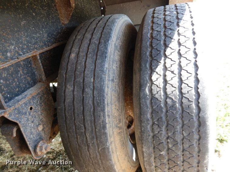 image for item HJ9563 1980 Wilson AGH-600 double hopper bottom grain trailer