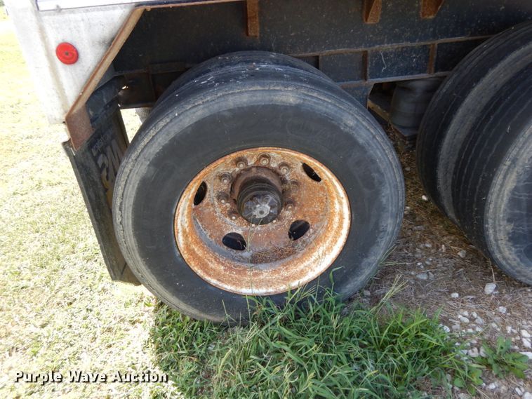 image for item HJ9563 1980 Wilson AGH-600 double hopper bottom grain trailer