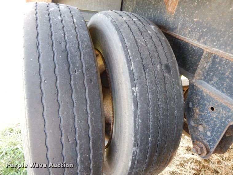 image for item HJ9563 1980 Wilson AGH-600 double hopper bottom grain trailer