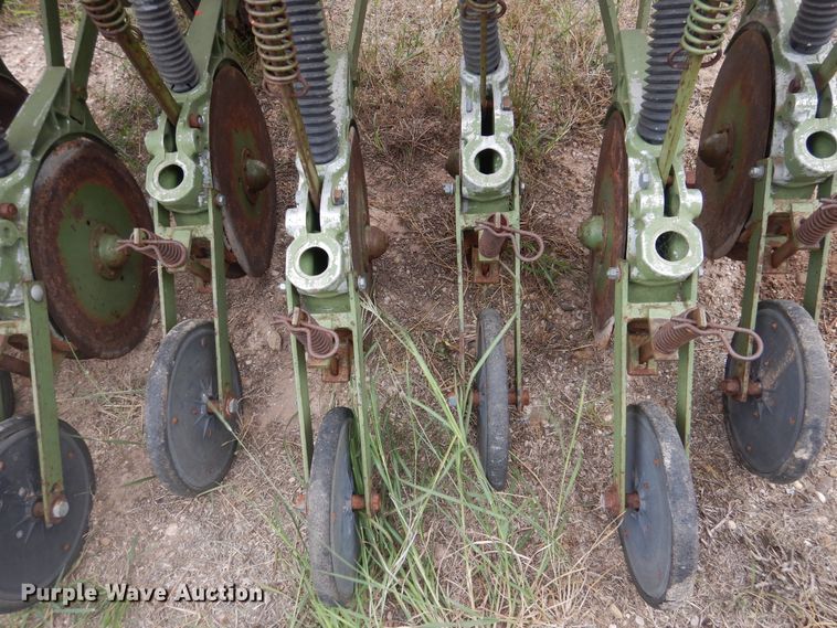 image for item HO9909 Tye 104-4300 no-till seeder