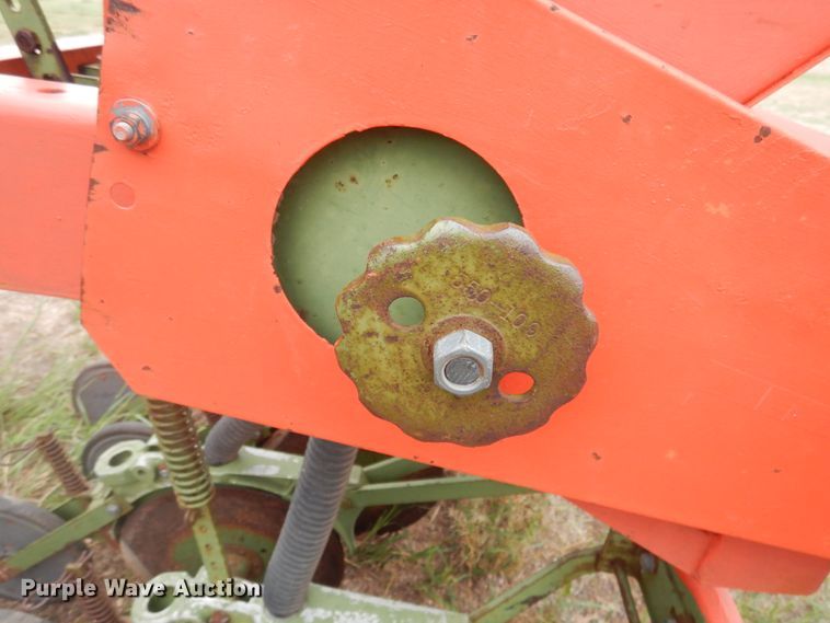 image for item HO9909 Tye 104-4300 no-till seeder