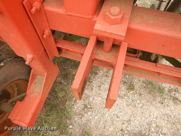 image for item HO9909 Tye 104-4300 no-till seeder
