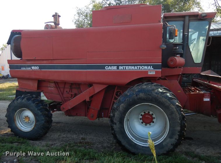 image for item HV9775 Case IH 1680 RWA combine