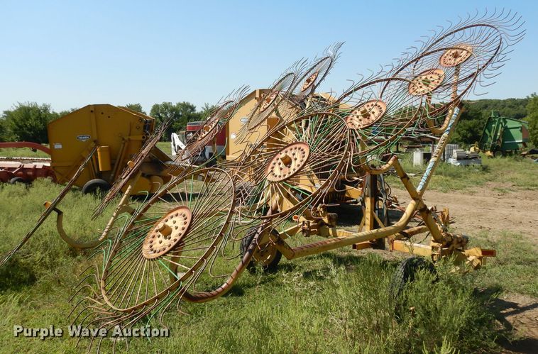 image for item HV9788 Vermeer WR22 hay rake