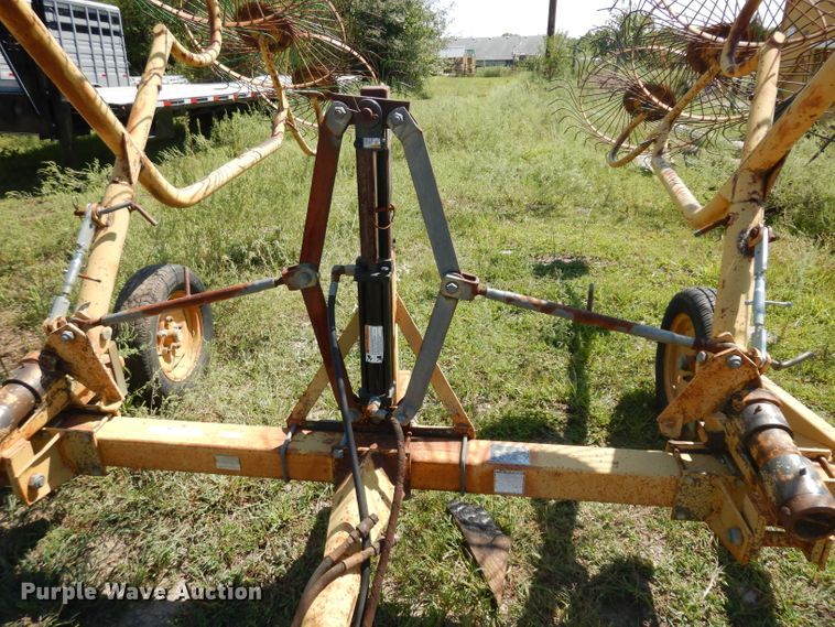 image for item HV9788 Vermeer WR22 hay rake