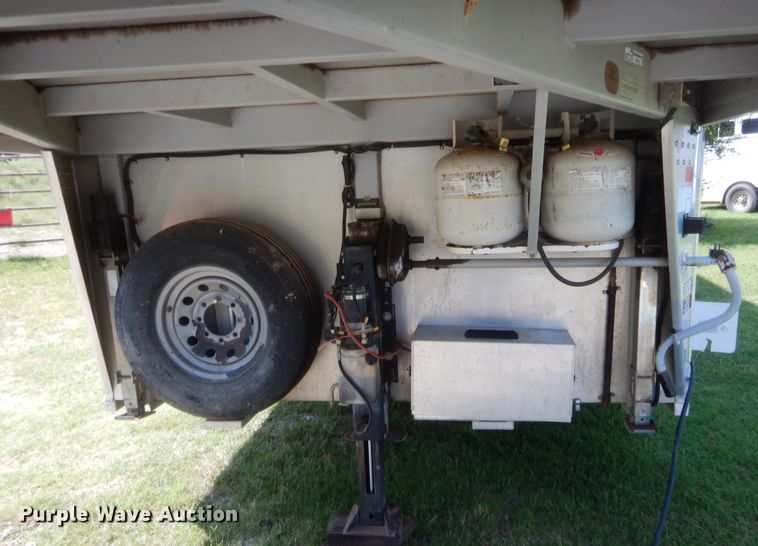 image for item HW9261 2000 Sundowner livestock trailer
