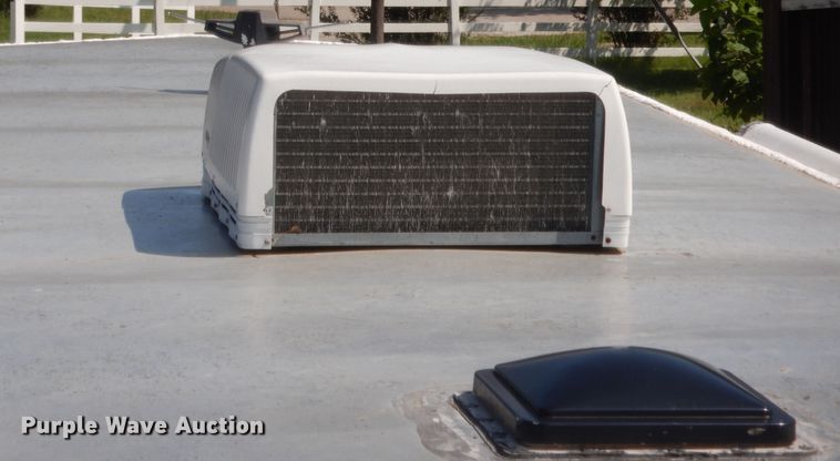 image for item HW9261 2000 Sundowner livestock trailer