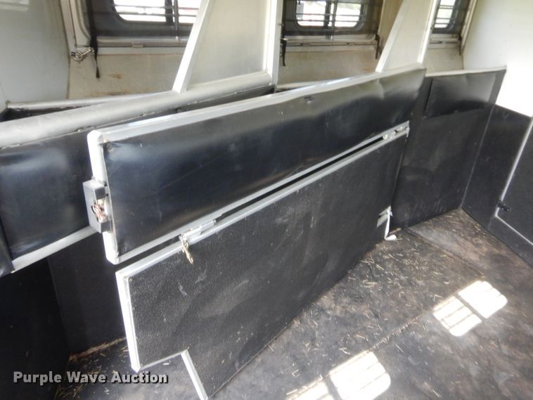 image for item HW9261 2000 Sundowner livestock trailer