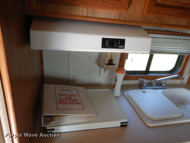 image for item HW9261 2000 Sundowner livestock trailer