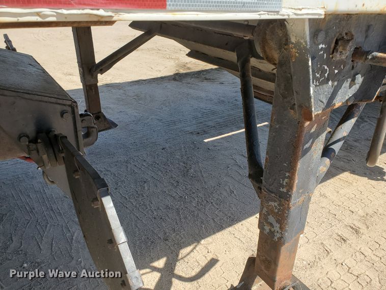 image for item DF5699 1994 Wheeler double hopper grain trailer