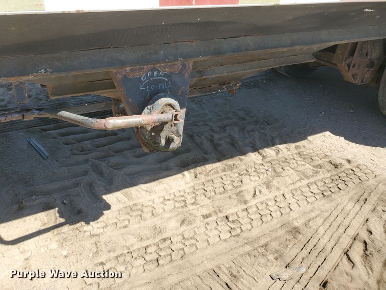 image for item DF5699 1994 Wheeler double hopper grain trailer