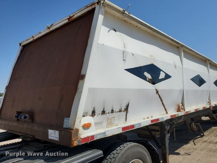 image for item DF5699 1994 Wheeler double hopper grain trailer