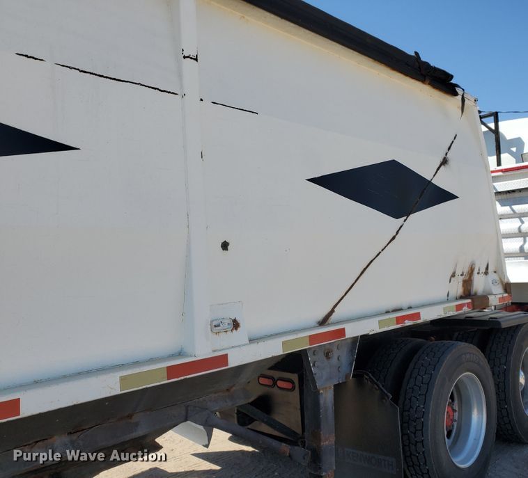 image for item DF5699 1994 Wheeler double hopper grain trailer