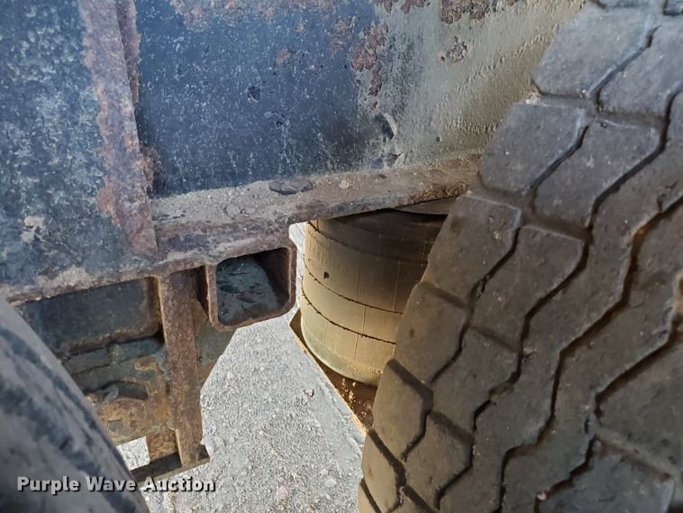 image for item DF5699 1994 Wheeler double hopper grain trailer