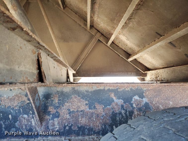 image for item DF5699 1994 Wheeler double hopper grain trailer