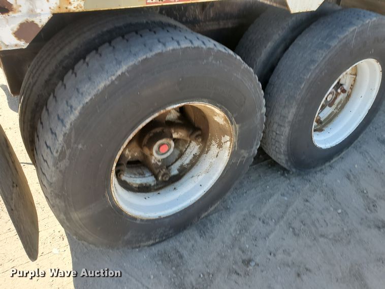 image for item DF5699 1994 Wheeler double hopper grain trailer