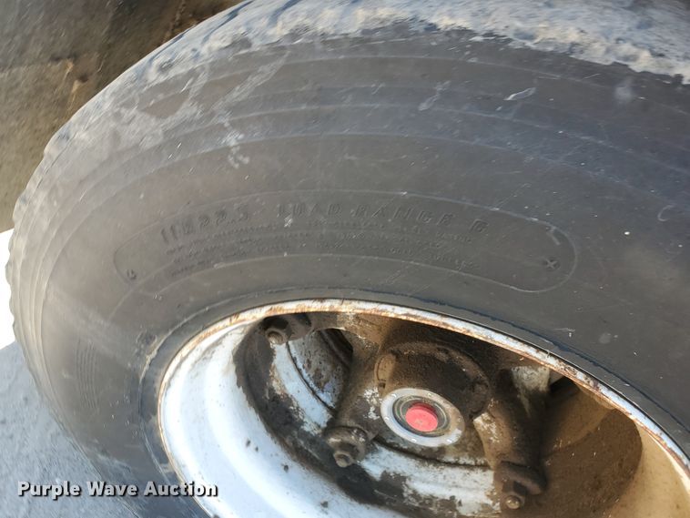 image for item DF5699 1994 Wheeler double hopper grain trailer