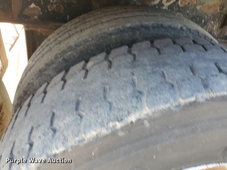 image for item DF5699 1994 Wheeler double hopper grain trailer