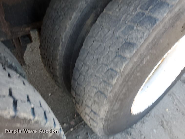 image for item DF5699 1994 Wheeler double hopper grain trailer