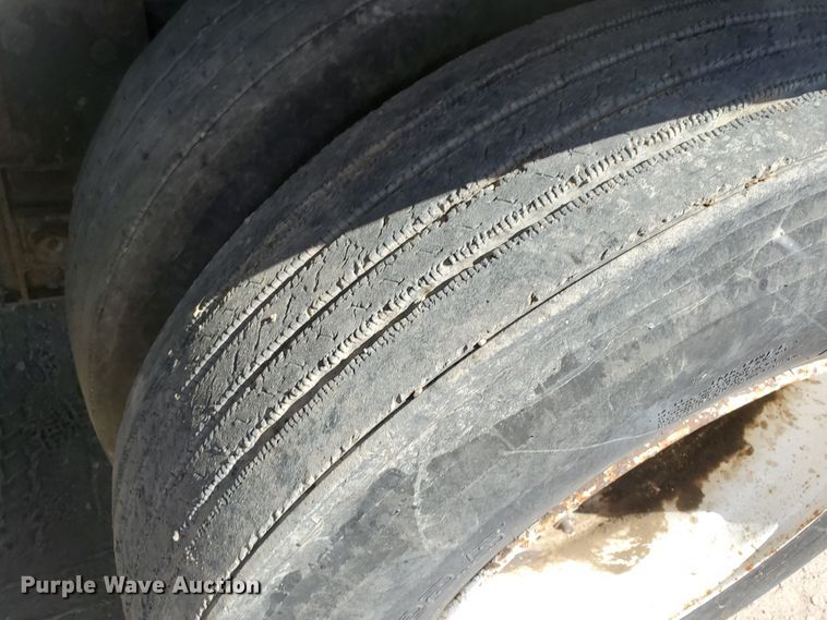 image for item DF5699 1994 Wheeler double hopper grain trailer