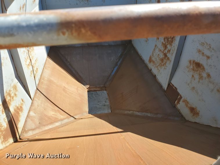 image for item DF5699 1994 Wheeler double hopper grain trailer