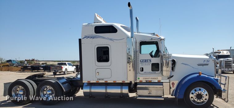 image for item DF5704 2006 Kenworth W900L  semi truck