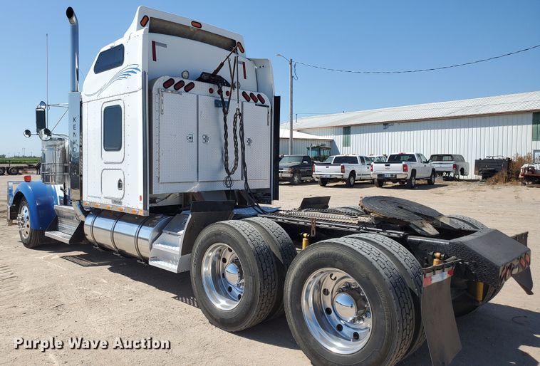 image for item DF5704 2006 Kenworth W900L  semi truck
