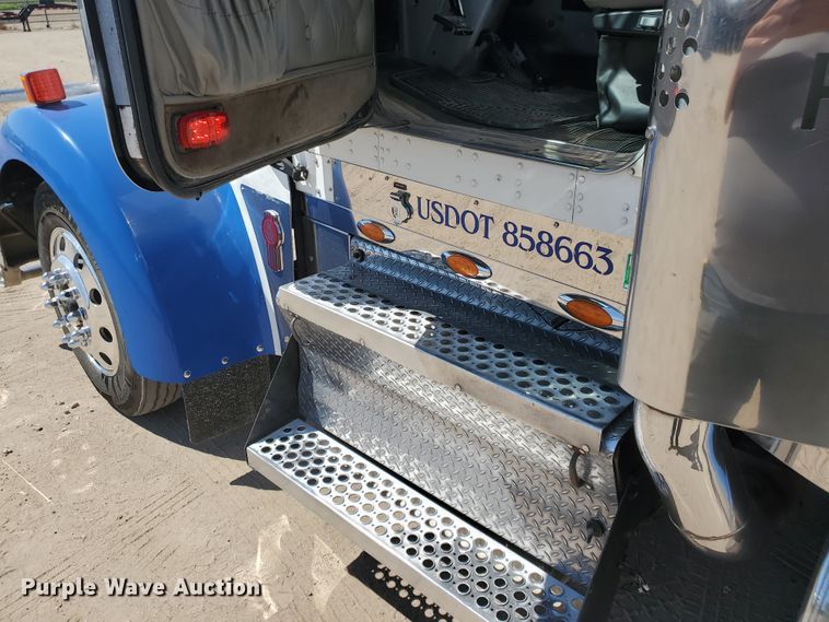 image for item DF5704 2006 Kenworth W900L  semi truck